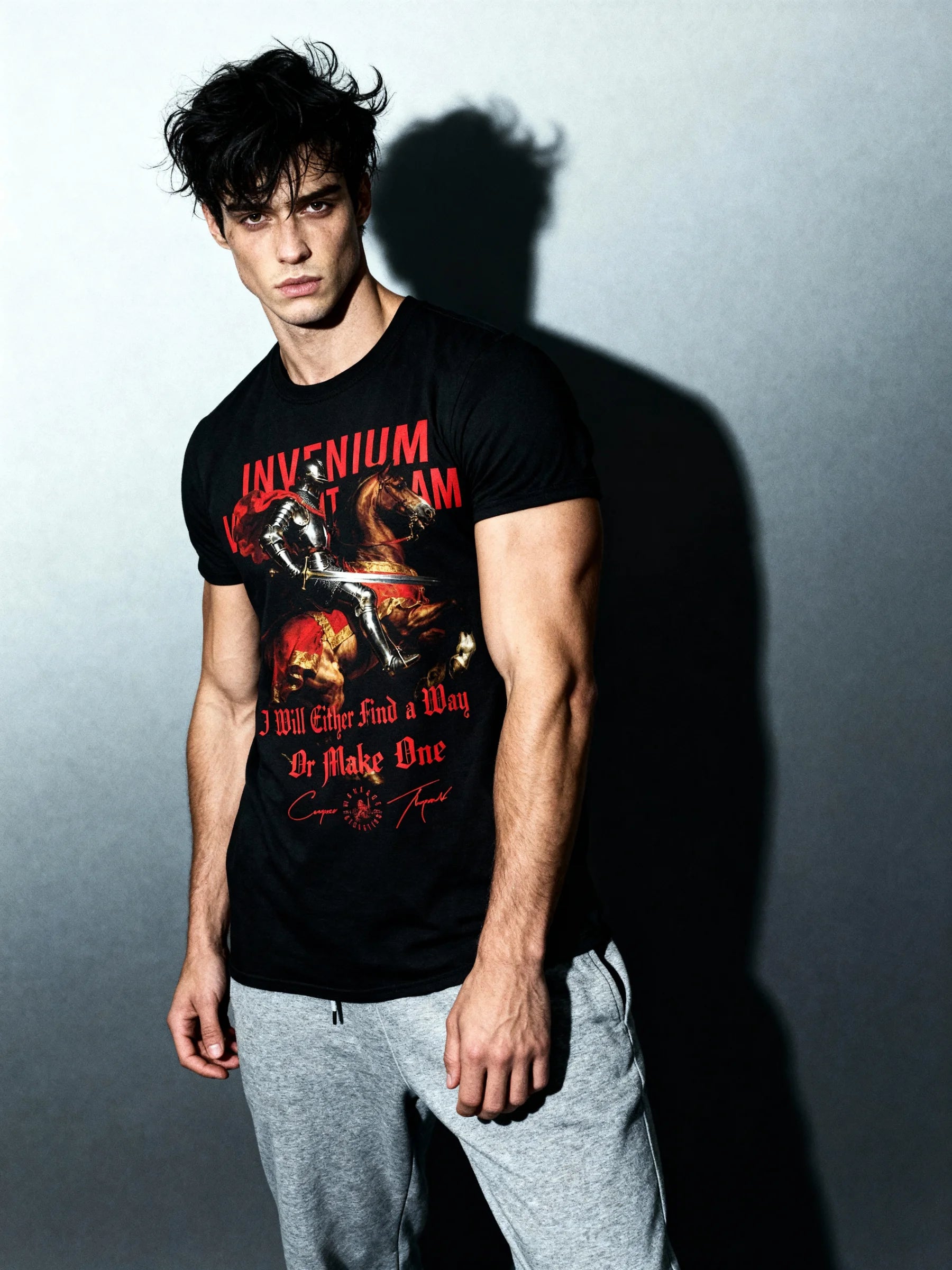Men's medieval knight heavyweight gym shirt – streetwear model in Invenium Viam Aut Faciam tee, gray background.