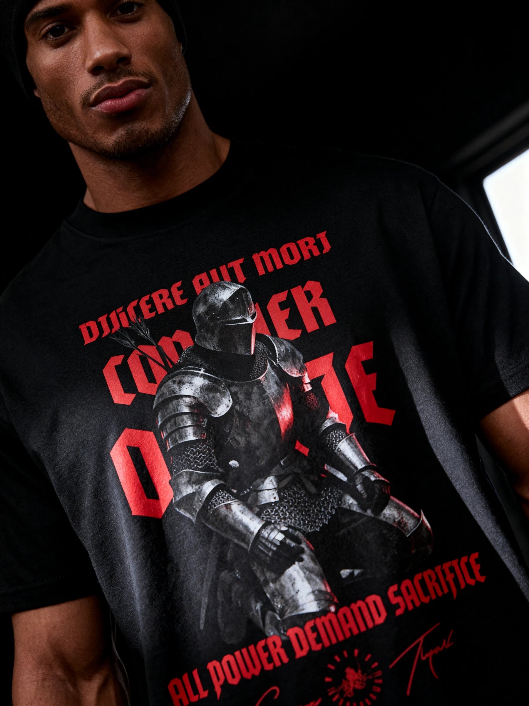 Men's Conquer or Die medieval knight gym shirt – streetwear model in Vincere Aut Mori heavyweight tee. Warface Athletics.