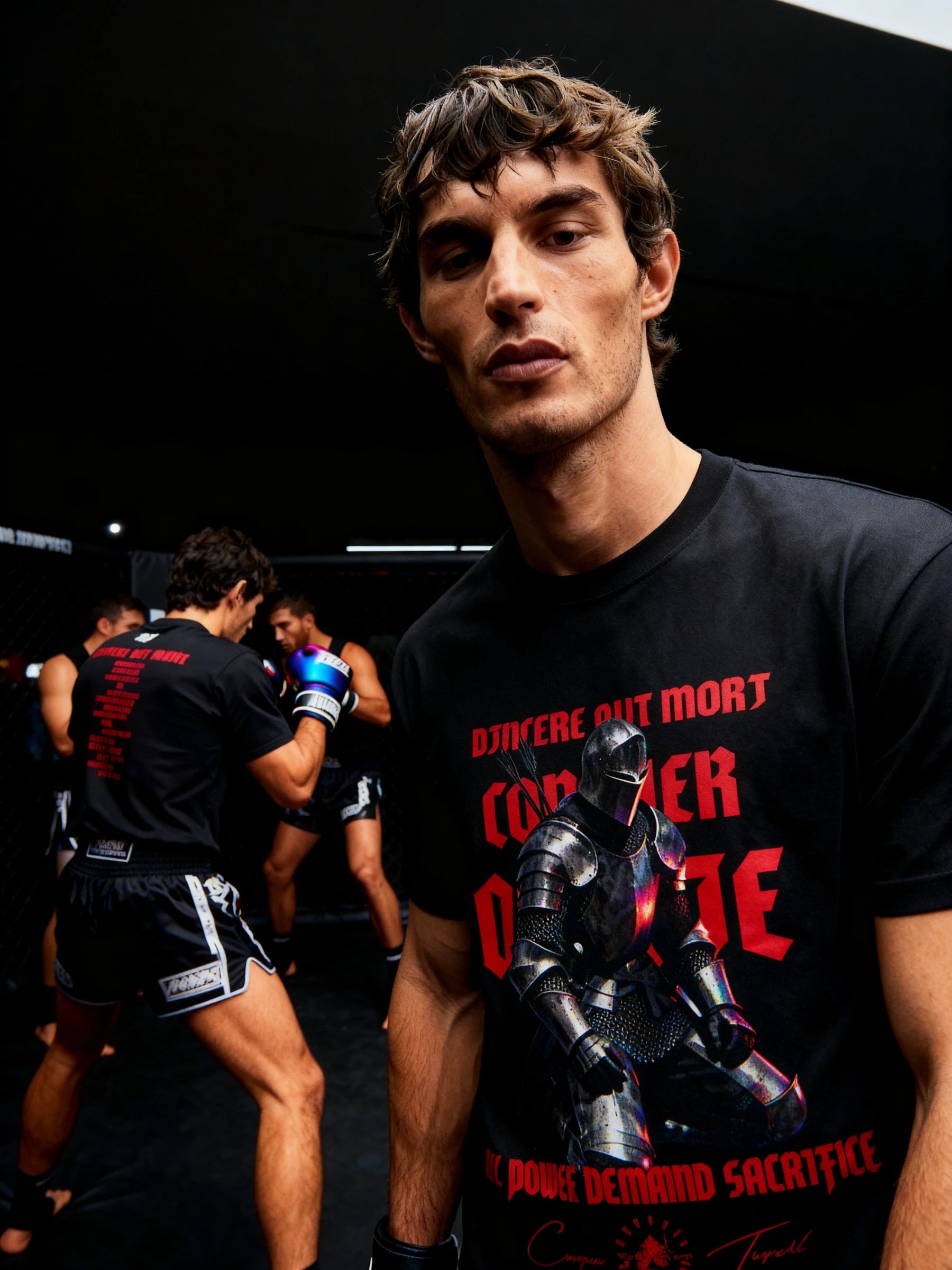 Men's Vincere Aut Mori gym shirt – UFC fighter in Conquer or Die medieval knight heavyweight tee, training gym.