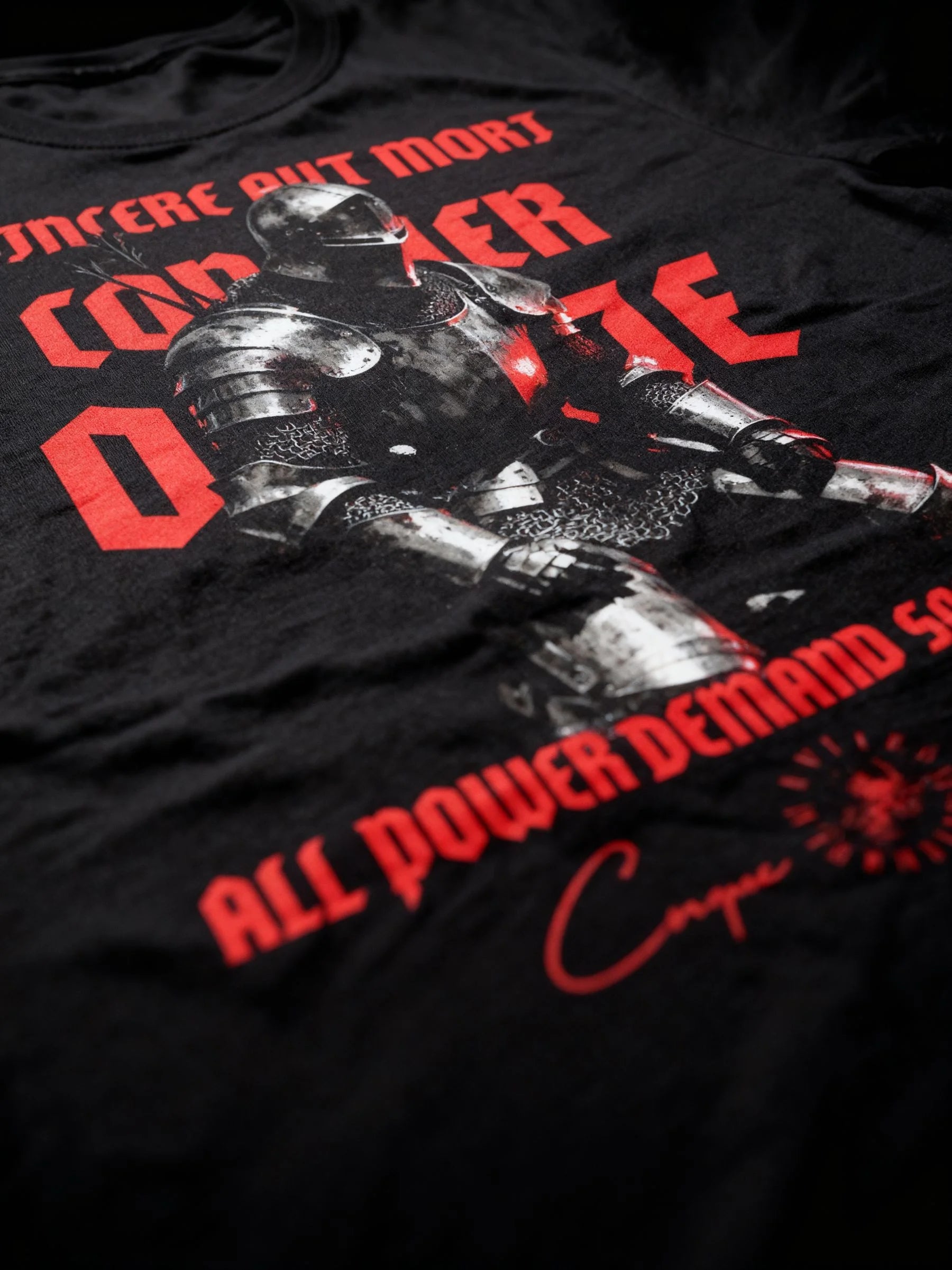 Vincere Aut Mori Conquer or Die back print close-up – men's black medieval knight heavyweight gym shirt. Warface Athletics.