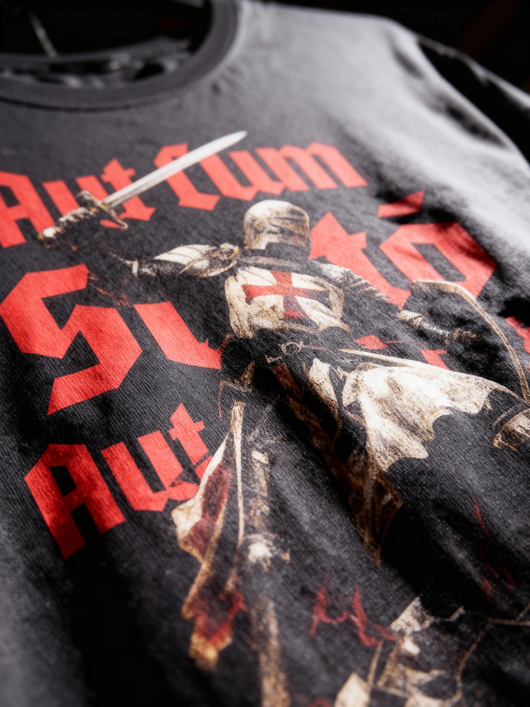 Aut Cum Scuto Aut In Scuto graphic tee design – Templar knight kneeling with sword, men's crusader gym shirt.